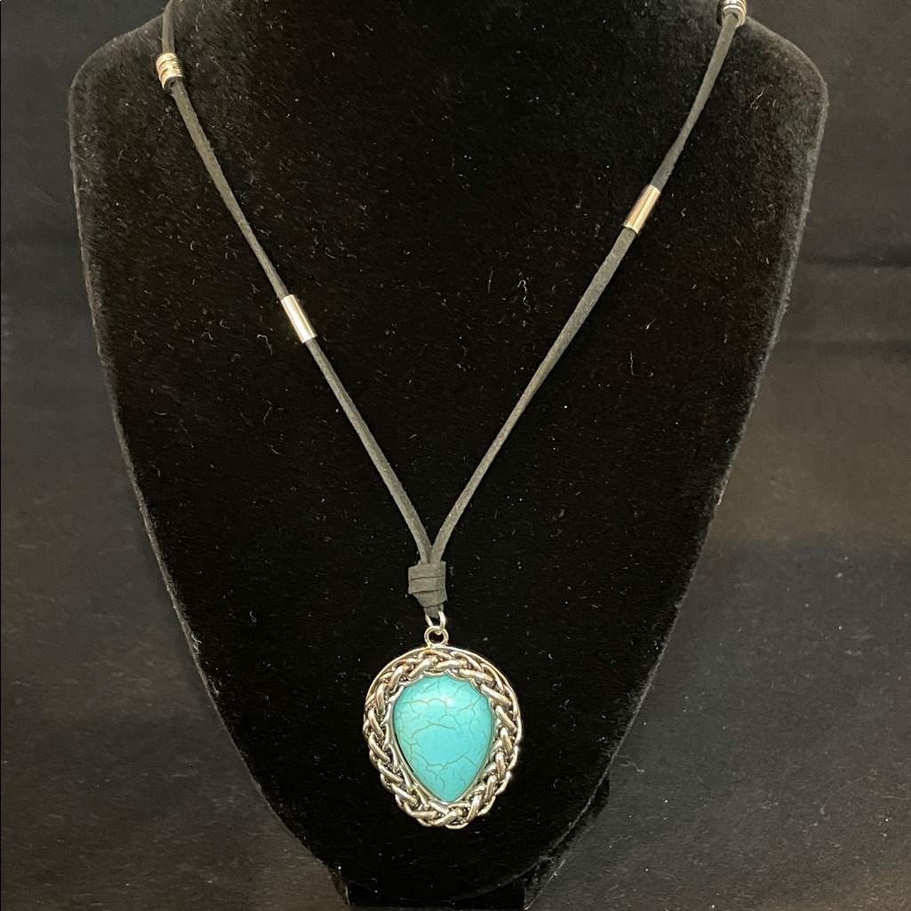 Justin Boots Turquoise Pendant Necklace With Silver Details 28$